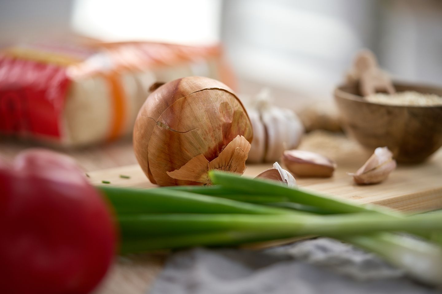 Jak przechowywać połówkę cebuli bez aromatyzowania całej lodówki
