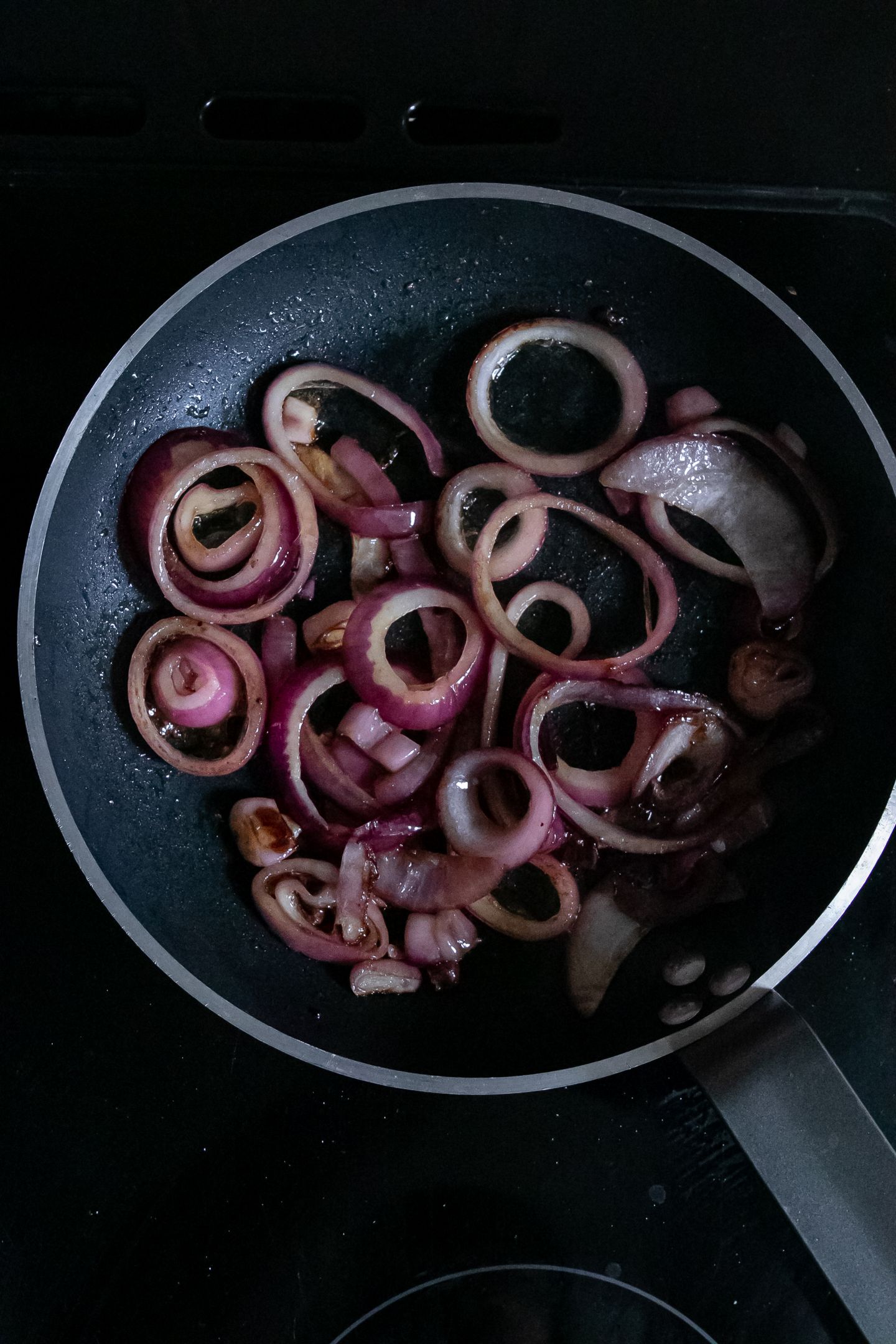 Jak skarmelizować cebulę bez przypalania